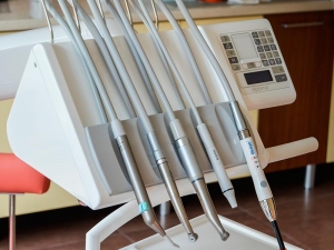 Los riesgos de los implantes dentales: la periimplantitis